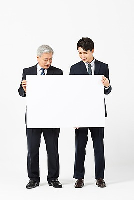 포토 JPG 스튜디오촬영 전신 배너 응시 노년 남자 협력 사각프레임 실내 서기 미소 들기 사람 정장 20대 청년 두명 앞모습 한국인 60대 사장 흰배경 화합 임원 남자만 국내포토 시선 옷 뷰포인트 백그라운드 비즈니스 모션 프레임 표정 동양인 성인 내부 사각형 흰색 파일형식