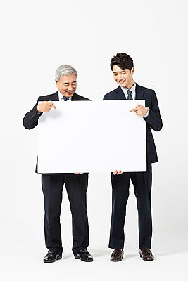 포토 JPG 스튜디오촬영 전신 배너 응시 노년 남자 협력 사각프레임 실내 미소 들기 사람 정장 20대 청년 두명 앞모습 한국인 가리킴 60대 사장 흰배경 화합 임원 남자만 국내포토 시선 옷 뷰포인트 백그라운드 비즈니스 모션 프레임 표정 동양인 손짓 성인 내부 사각형 흰색 파일형식