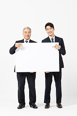포토 JPG 스튜디오촬영 전신 배너 응시 노년 남자 협력 사각프레임 실내 서기 미소 들기 사람 정장 20대 청년 두명 앞모습 한국인 가리킴 60대 사장 흰배경 화합 임원 남자만 국내포토 시선 옷 뷰포인트 백그라운드 비즈니스 모션 프레임 표정 동양인 손짓 성인 내부 사각형 흰색 파일형식