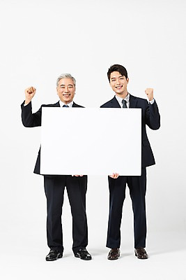 포토 JPG 스튜디오촬영 전신 배너 노년 남자 비즈니스 협력 사각프레임 실내 미소 들기 사람 정장 20대 청년 두명 앞모습 파이팅 한국인 60대 사장 흰배경 화합 임원 남자만 국내포토 옷 뷰포인트 백그라운드 모션 프레임 표정 동양인 성인 내부 사각형 흰색 파일형식