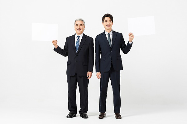 포토 JPG 스튜디오촬영 전신 배너 응시 노년 남자 비즈니스 협력 사각프레임 실내 서기 미소 들기 사람 정장 20대 청년 두명 앞모습 한국인 60대 사장 흰배경 화합 임원 남자만 국내포토 시선 옷 뷰포인트 백그라운드 모션 프레임 표정 동양인 성인 내부 사각형 흰색 파일형식