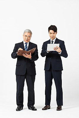 포토 JPG 스튜디오촬영 전신 노년 남자 실내 서기 사람 정장 20대 청년 두명 앞모습 태블릿 펜 다이어리 한국인 기록 비교 60대 사장 흰배경 임원 남자만 세대차이 국내포토 옷 뷰포인트 백그라운드 컨셉 비즈니스 모션 동양인 성인 내부 전자제품 스마트기기 필기구 사무용품 흰색 파일형식