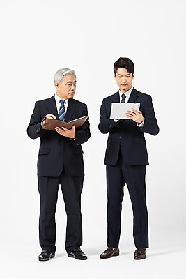 포토 JPG 스튜디오촬영 전신 응시 노년 남자 비즈니스 실내 서기 사람 정장 20대 청년 두명 앞모습 태블릿 다이어리 한국인 기록 60대 사장 호기심 흰배경 임원 남자만 세대차이 국내포토 시선 옷 감정 뷰포인트 백그라운드 컨셉 모션 동양인 성인 내부 전자제품 스마트기기 사무용품 흰색 파일형식