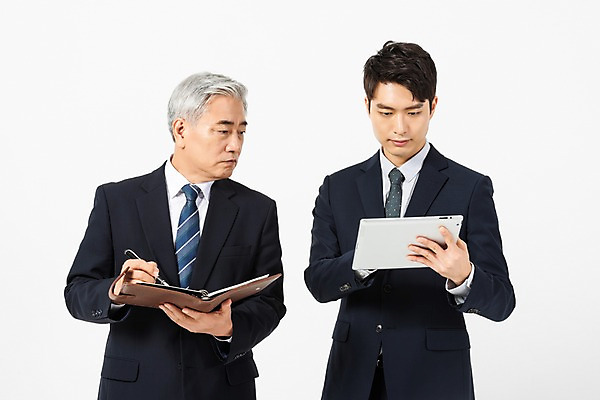 포토 JPG 스튜디오촬영 응시 노년 남자 비즈니스 실내 서기 사람 정장 상반신 20대 청년 두명 앞모습 태블릿 만년필 다이어리 한국인 기록 비교 60대 사장 엿보기 호기심 흰배경 임원 남자만 세대차이 국내포토 시선 옷 감정 뷰포인트 백그라운드 컨셉 모션 동양인 성인 내부 전자제품 스마트기기 펜 사무용품 흰색 파일형식