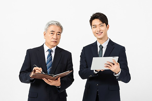 포토 JPG 스튜디오촬영 응시 노년 남자 비즈니스 실내 미소 사람 정장 상반신 20대 청년 두명 앞모습 태블릿 펜 다이어리 한국인 기록 비교 60대 사장 호기심 흰배경 임원 남자만 세대차이 국내포토 시선 옷 감정 뷰포인트 백그라운드 컨셉 표정 동양인 성인 내부 전자제품 스마트기기 필기구 사무용품 흰색 파일형식