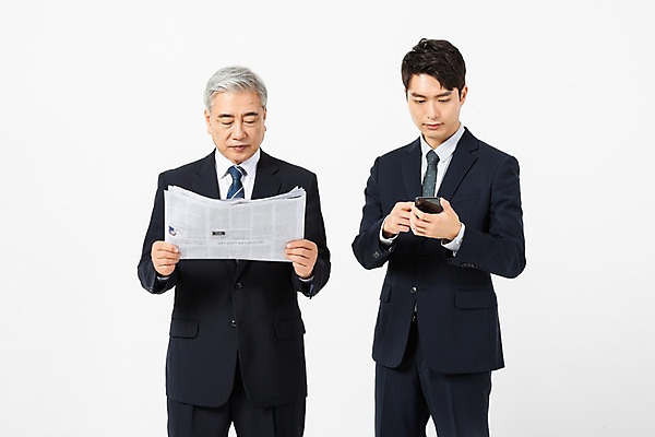 포토 JPG 스튜디오촬영 응시 노년 남자 비즈니스 실내 서기 사람 정장 상반신 20대 청년 두명 앞모습 스마트폰 한국인 비교 신문 60대 사장 흰배경 임원 남자만 세대차이 국내포토 시선 옷 뷰포인트 백그라운드 컨셉 모션 동양인 성인 내부 간행물 핸드폰 스마트기기 흰색 뉴스 파일형식