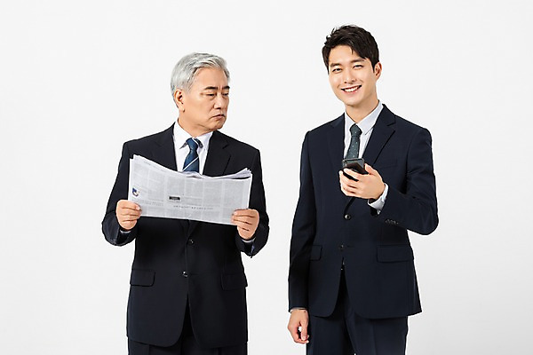 포토 JPG 스튜디오촬영 응시 노년 남자 비즈니스 실내 미소 사람 상반신 20대 청년 두명 앞모습 스마트폰 한국인 비교 신문 60대 사장 엿보기 흰배경 임원 남자만 세대차이 국내포토 시선 뷰포인트 백그라운드 컨셉 모션 표정 동양인 성인 내부 간행물 핸드폰 스마트기기 흰색 뉴스 파일형식