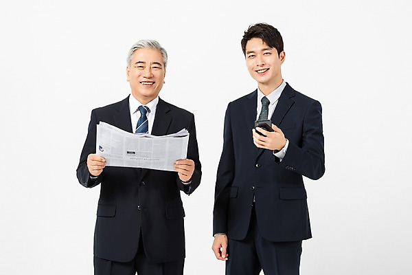 포토 JPG 스튜디오촬영 노년 남자 비즈니스 실내 사람 정장 상반신 20대 청년 두명 앞모습 스마트폰 비즈니스맨 비교 신문 60대 사장 흰배경 임원 남자만 세대차이 국내포토 옷 뷰포인트 백그라운드 컨셉 성인 내부 간행물 핸드폰 스마트기기 흰색 직장인 뉴스 파일형식