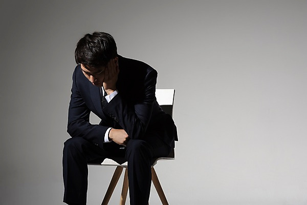 포토 JPG 스튜디오촬영 남자 의자 비즈니스 회색배경 실내 한명 사람 앉기 상반신 20대 청년 옆모습 턱괴기 고통 한국인 비즈니스맨 실패 좌절 고민 괴로움 성인남자한명만 국내포토 1 감정 뷰포인트 가구 백그라운드 컨셉 모션 동양인 성인 내부 회색 직장인 남자한명만 성인남자만 파일형식