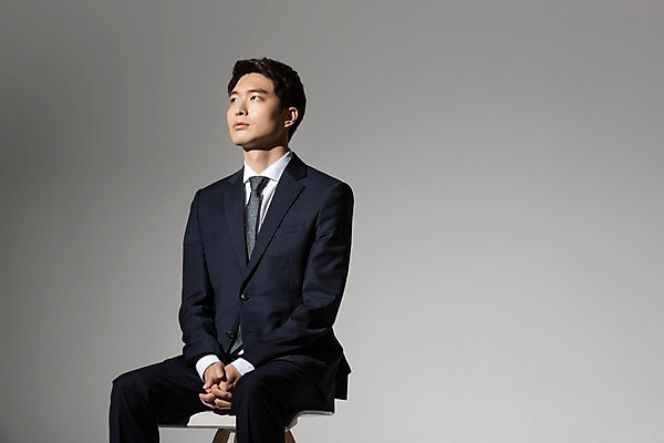 포토 JPG 스튜디오촬영 응시 남자 비즈니스 회색배경 실내 한명 사람 앉기 정장 상반신 20대 청년 옆모습 고통 한국인 비즈니스맨 실패 좌절 괴로움 성인남자한명만 국내포토 1 시선 옷 감정 뷰포인트 백그라운드 컨셉 모션 동양인 성인 내부 회색 직장인 남자한명만 성인남자만 파일형식