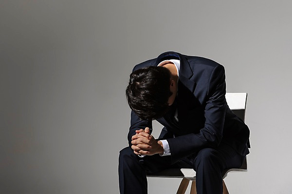 포토 JPG 스튜디오촬영 남자 의자 비즈니스 회색배경 실내 고개숙이기 한명 사람 앉기 정장 상반신 20대 청년 옆모습 고통 한국인 비즈니스맨 실패 좌절 괴로움 성인남자한명만 국내포토 1 옷 감정 뷰포인트 가구 백그라운드 컨셉 모션 숙이기 동양인 성인 내부 회색 직장인 남자한명만 성인남자만 파일형식