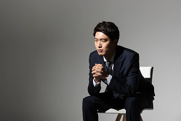 포토 JPG 스튜디오촬영 남자 의자 비즈니스 회색배경 실내 한명 사람 앉기 정장 상반신 20대 청년 옆모습 고통 한국인 비즈니스맨 실패 좌절 고민 괴로움 성인남자한명만 국내포토 1 옷 감정 뷰포인트 가구 백그라운드 컨셉 모션 동양인 성인 내부 회색 직장인 남자한명만 성인남자만 파일형식