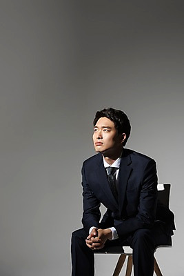 포토 JPG 스튜디오촬영 응시 남자 의자 비즈니스 회색배경 실내 한명 사람 앉기 정장 상반신 20대 청년 옆모습 고통 한국인 비즈니스맨 실패 좌절 괴로움 성인남자한명만 국내포토 1 시선 옷 감정 뷰포인트 가구 백그라운드 컨셉 모션 동양인 성인 내부 회색 직장인 남자한명만 성인남자만 파일형식