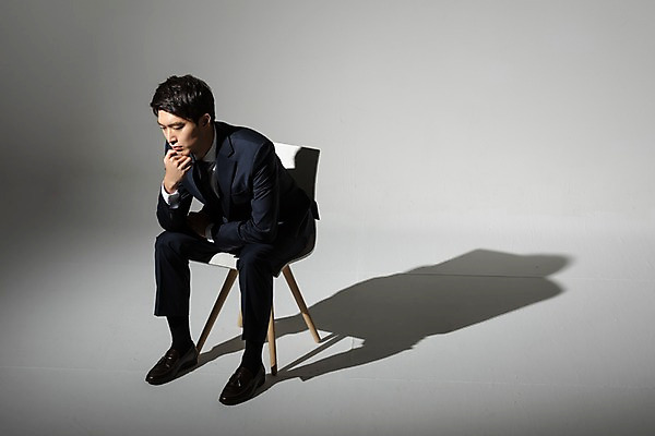 포토 JPG 스튜디오촬영 전신 남자 생각 의자 비즈니스 회색배경 실내 한명 사람 앉기 정장 20대 청년 옆모습 고통 한국인 비즈니스맨 실패 좌절 고민 괴로움 성인남자한명만 국내포토 1 옷 감정 뷰포인트 가구 백그라운드 컨셉 모션 동양인 성인 내부 회색 직장인 남자한명만 성인남자만 파일형식