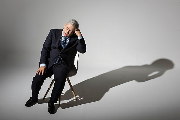 포토 JPG 스튜디오촬영 전신 노년 남자 의자 비즈니스 회색배경 실내 한명 사람 앉기 정장 앞모습 고통 한국인 비즈니스맨 찡그림 실패 좌절 60대 고민 괴로움 노인남자한명만 국내포토 1 옷 감정 뷰포인트 가구 백그라운드 컨셉 모션 표정 동양인 성인 내부 회색 직장인 남자한명만 노인남자만 파일형식