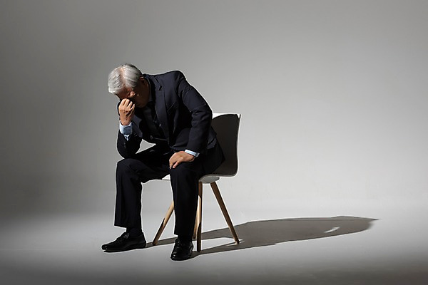 포토 JPG 스튜디오촬영 전신 노년 남자 의자 비즈니스 회색배경 실내 고개숙이기 한명 사람 앉기 정장 옆모습 고통 한국인 비즈니스맨 실패 좌절 60대 괴로움 노인남자한명만 국내포토 1 옷 감정 뷰포인트 가구 백그라운드 컨셉 모션 숙이기 동양인 성인 내부 회색 직장인 남자한명만 노인남자만 파일형식