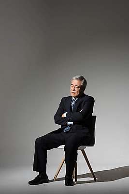 포토 JPG 스튜디오촬영 전신 노년 남자 의자 비즈니스 회색배경 실내 한명 사람 앉기 정장 옆모습 팔짱 눈감음 고통 한국인 비즈니스맨 실패 좌절 60대 괴로움 흰배경 노인남자한명만 국내포토 1 옷 감정 뷰포인트 가구 백그라운드 컨셉 모션 동양인 성인 내부 회색 흰색 직장인 남자한명만 노인남자만 파일형식