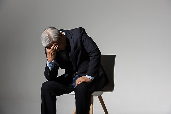 포토 JPG 스튜디오촬영 노년 남자 의자 비즈니스 회색배경 실내 한명 사람 앉기 상반신 옆모습 고통 한국인 비즈니스맨 실패 좌절 60대 고민 괴로움 흰배경 얼굴가리기 노인남자한명만 국내포토 1 감정 뷰포인트 가구 백그라운드 컨셉 모션 동양인 성인 내부 회색 흰색 가림 직장인 남자한명만 노인남자만 파일형식
