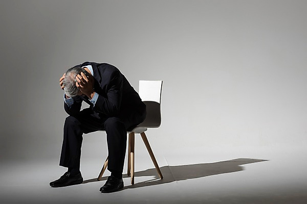포토 JPG 스튜디오촬영 전신 노년 남자 의자 비즈니스 회색배경 실내 한명 사람 앉기 정장 옆모습 고통 한국인 비즈니스맨 실패 좌절 60대 괴로움 흰배경 노인남자한명만 국내포토 1 옷 감정 뷰포인트 가구 백그라운드 컨셉 모션 동양인 성인 내부 회색 흰색 직장인 남자한명만 노인남자만 파일형식