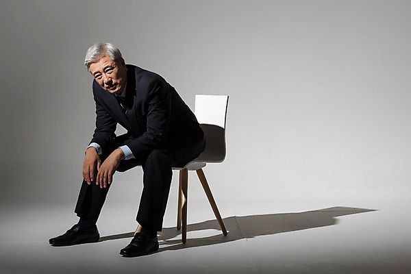 포토 JPG 스튜디오촬영 전신 응시 노년 남자 의자 비즈니스 회색배경 실내 한명 사람 앉기 정장 옆모습 고통 한국인 비즈니스맨 찡그림 실패 좌절 60대 괴로움 흰배경 노인남자한명만 국내포토 1 시선 옷 감정 뷰포인트 가구 백그라운드 컨셉 모션 표정 동양인 성인 내부 회색 흰색 직장인 남자한명만 노인남자만 파일형식