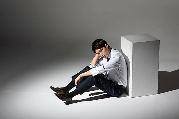 포토 JPG 스튜디오촬영 전신 응시 남자 비즈니스 회색배경 실내 한명 사람 앉기 정장 20대 청년 옆모습 기댐 고통 한국인 비즈니스맨 실패 좌절 괴로움 흰배경 성인남자한명만 주저앉기 국내포토 1 시선 옷 감정 뷰포인트 백그라운드 컨셉 모션 동양인 성인 내부 회색 흰색 직장인 남자한명만 성인남자만 파일형식