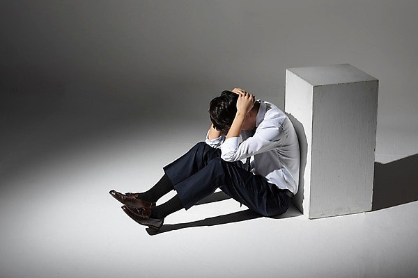 포토 JPG 스튜디오촬영 전신 남자 비즈니스 회색배경 실내 한명 사람 앉기 20대 청년 옆모습 기댐 고통 한국인 비즈니스맨 실패 좌절 괴로움 성인남자한명만 주저앉기 국내포토 1 감정 뷰포인트 백그라운드 컨셉 모션 동양인 성인 내부 회색 직장인 남자한명만 성인남자만 파일형식