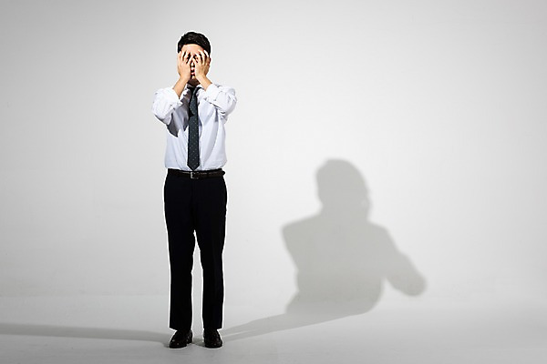 포토 JPG 스튜디오촬영 전신 남자 비즈니스 회색배경 실내 한명 서기 사람 정장 20대 청년 앞모습 고통 한국인 비즈니스맨 실패 좌절 괴로움 얼굴가리기 성인남자한명만 국내포토 1 옷 감정 뷰포인트 백그라운드 컨셉 모션 동양인 성인 내부 회색 가림 직장인 남자한명만 성인남자만 파일형식