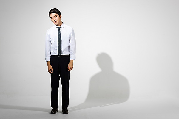 포토 JPG 스튜디오촬영 전신 남자 비즈니스 회색배경 실내 한명 서기 사람 정장 20대 청년 앞모습 고통 한국인 비즈니스맨 실패 좌절 괴로움 성인남자한명만 국내포토 1 옷 감정 뷰포인트 컨셉 모션 동양인 성인 내부 회색 직장인 남자한명만 성인남자만 파일형식 직업 컬러 인종 남자만 성인만