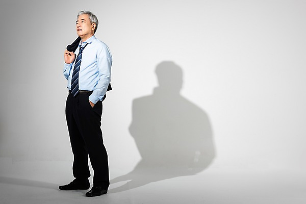 포토 JPG 스튜디오촬영 전신 응시 노년 남자 비즈니스 회색배경 실내 한명 서기 사람 정장 옆모습 고통 한국인 비즈니스맨 실패 좌절 60대 괴로움 주머니손 노인남자한명만 국내포토 1 시선 옷 감정 뷰포인트 백그라운드 컨셉 모션 동양인 성인 내부 회색 직장인 남자한명만 노인남자만 파일형식