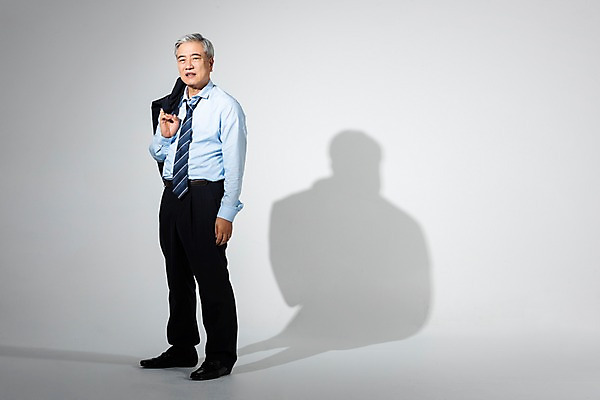 포토 JPG 스튜디오촬영 전신 노년 남자 비즈니스 회색배경 실내 한명 서기 사람 정장 옆모습 고통 한국인 비즈니스맨 실패 좌절 60대 노인남자한명만 국내포토 1 옷 감정 뷰포인트 백그라운드 컨셉 모션 동양인 성인 내부 회색 직장인 남자한명만 노인남자만 파일형식