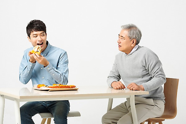 포토 JPG 스튜디오촬영 응시 노년 남자 식탁 피자 실내 미소 사람 앉기 상반신 20대 청년 두명 앞모습 옆모습 한국인 찡그림 60대 먹기 흰배경 갈등 세대 소통 공감 남자만 세대차이 국내포토 시선 뷰포인트 백그라운드 컨셉 모션 탁자 패스트푸드 서양음식 표정 동양인 성인 내부 흰색 파일형식