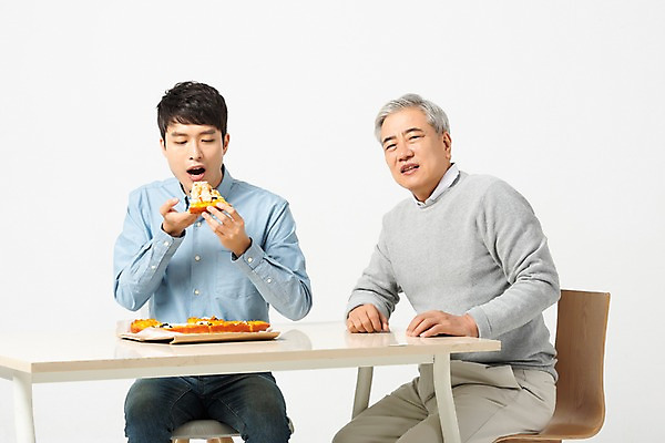 포토 JPG 스튜디오촬영 노년 남자 식탁 피자 실내 사람 앉기 상반신 20대 청년 두명 앞모습 한국인 찡그림 60대 먹기 흰배경 갈등 세대 소통 공감 남자만 세대차이 국내포토 뷰포인트 백그라운드 컨셉 모션 탁자 패스트푸드 서양음식 표정 동양인 성인 내부 흰색 파일형식
