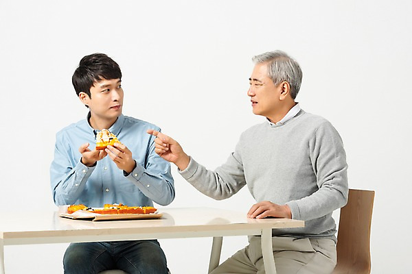 포토 JPG 스튜디오촬영 노년 남자 식탁 피자 실내 사람 앉기 상반신 20대 청년 두명 앞모습 옆모습 한국인 가리킴 찡그림 60대 먹기 흰배경 갈등 세대 소통 공감 남자만 세대차이 국내포토 뷰포인트 백그라운드 컨셉 모션 탁자 패스트푸드 서양음식 표정 동양인 손짓 성인 내부 흰색 파일형식