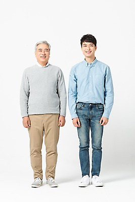 포토 JPG 스튜디오촬영 전신 응시 노년 남자 실내 서기 미소 사람 20대 청년 두명 앞모습 한국인 60대 흰배경 화합 세대 소통 공감 남자만 국내포토 시선 뷰포인트 백그라운드 컨셉 모션 표정 동양인 성인 내부 흰색 파일형식