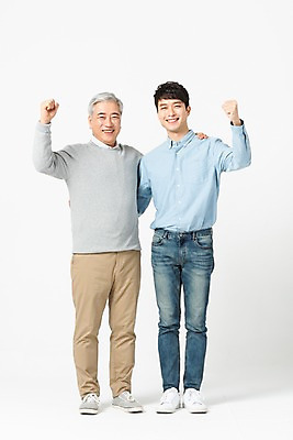 포토 JPG 스튜디오촬영 전신 노년 남자 어깨동무 실내 서기 미소 사람 20대 청년 두명 앞모습 파이팅 한국인 60대 흰배경 화합 세대 소통 공감 남자만 어깨에손 국내포토 뷰포인트 포즈 백그라운드 컨셉 모션 표정 동양인 성인 내부 흰색 파일형식