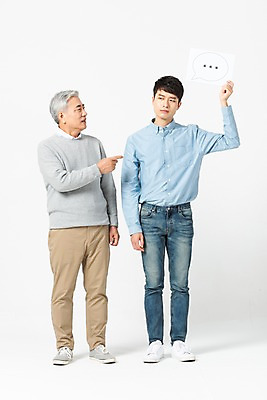 포토 JPG 스튜디오촬영 전신 노년 남자 말풍선 실내 서기 사람 20대 청년 두명 앞모습 침묵 한국인 금지 가리킴 찡그림 60대 거절 흰배경 갈등 세대 잔소리 소통 공감 남자만 세대차이 국내포토 뷰포인트 백그라운드 컨셉 모션 표정 동양인 손짓 성인 내부 소리 흰색 파일형식