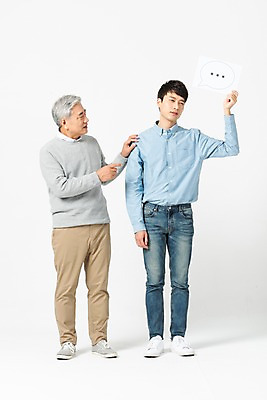 포토 JPG 스튜디오촬영 전신 노년 남자 말풍선 실내 무표정 서기 들기 사람 20대 청년 두명 앞모습 침묵 한국인 찡그림 60대 거절 흰배경 갈등 세대 잔소리 소통 공감 남자만 세대차이 국내포토 감정 뷰포인트 백그라운드 컨셉 모션 표정 동양인 성인 내부 소리 흰색 파일형식