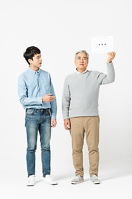 포토 JPG 스튜디오촬영 전신 응시 노년 남자 말풍선 실내 서기 사람 20대 청년 두명 앞모습 침묵 한국인 금지 찡그림 60대 거절 흰배경 갈등 세대 잔소리 소통 공감 남자만 세대차이 국내포토 시선 뷰포인트 백그라운드 컨셉 모션 표정 동양인 성인 내부 소리 흰색 파일형식