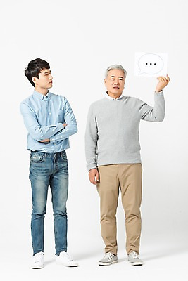 포토 JPG 스튜디오촬영 전신 응시 노년 남자 말풍선 실내 들기 사람 20대 청년 두명 앞모습 팔짱 한국인 60대 거절 흰배경 갈등 세대 잔소리 소통 공감 남자만 세대차이 국내포토 시선 뷰포인트 백그라운드 컨셉 모션 동양인 성인 내부 흰색 파일형식