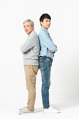 포토 JPG 스튜디오촬영 전신 노년 남자 실내 서기 사람 20대 청년 두명 옆모습 팔짱 한국인 등맞대기 찡그림 60대 흰배경 갈등 세대 소통 공감 남자만 세대차이 국내포토 뷰포인트 백그라운드 컨셉 모션 표정 동양인 성인 내부 흰색 파일형식