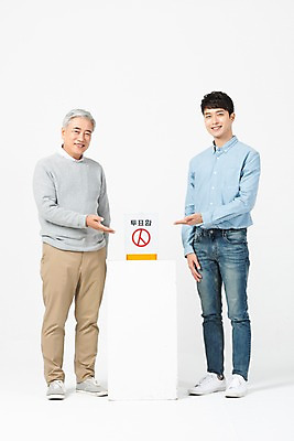 포토 JPG 스튜디오촬영 전신 응시 노년 남자 안내 실내 미소 사람 손짓 20대 청년 두명 옆모습 한국인 60대 선거 흰배경 화합 투표함 세대 소통 공감 남자만 세대차이 유권자 국내포토 시선 뷰포인트 백그라운드 컨셉 모션 표정 동양인 성인 내부 흰색 투표 민주주의 파일형식