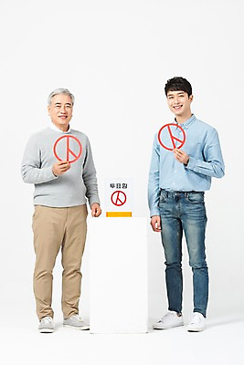 포토 JPG 스튜디오촬영 전신 응시 노년 남자 실내 서기 미소 사람 20대 청년 두명 옆모습 한국인 60대 투표 선거 흰배경 화합 투표함 세대 소통 공감 남자만 세대차이 유권자 국내포토 시선 뷰포인트 컨셉 모션 표정 동양인 성인 내부 흰색 민주주의 파일형식 컬러 인종