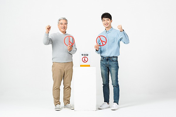 포토 JPG 스튜디오촬영 전신 응시 노년 남자 실내 서기 미소 들기 사람 20대 청년 두명 옆모습 파이팅 팻말 한국인 60대 투표 선거 흰배경 화합 투표함 세대 소통 공감 남자만 세대차이 유권자 국내포토 시선 뷰포인트 백그라운드 컨셉 모션 프레임 표정 동양인 성인 내부 흰색 민주주의 파일형식 컬러 인종