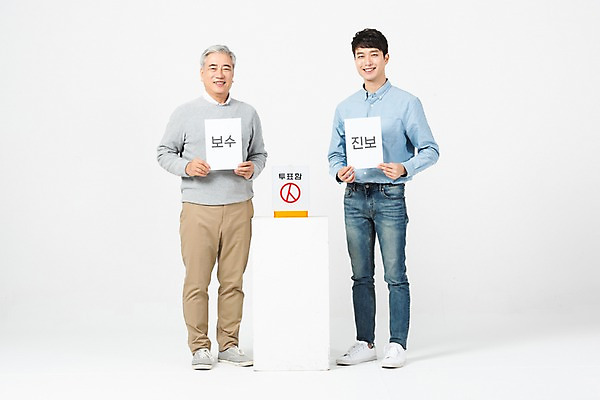 포토 JPG 스튜디오촬영 전신 응시 노년 남자 실내 서기 미소 들기 사람 20대 청년 두명 옆모습 팻말 한국인 60대 투표 선거 흰배경 화합 투표함 세대 소통 공감 남자만 세대차이 유권자 국내포토 시선 뷰포인트 백그라운드 컨셉 모션 프레임 표정 동양인 성인 내부 흰색 민주주의 파일형식