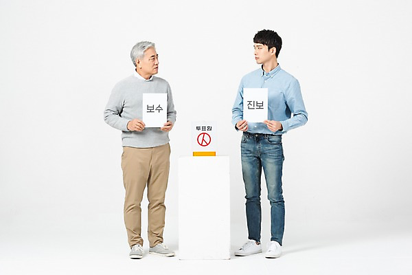 포토 JPG 스튜디오촬영 전신 노년 남자 실내 무표정 서기 들기 사람 20대 청년 두명 옆모습 마주보기 팻말 한국인 60대 투표 선거 흰배경 갈등 투표함 세대 소통 공감 시무룩 남자만 세대차이 유권자 국내포토 감정 뷰포인트 백그라운드 컨셉 모션 프레임 표정 동양인 성인 내부 흰색 민주주의 파일형식