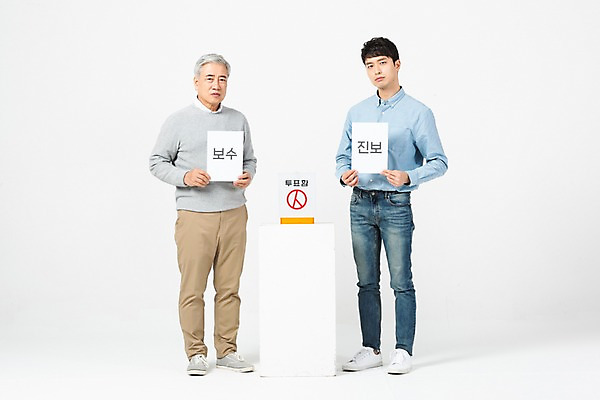 포토 JPG 스튜디오촬영 전신 응시 노년 남자 실내 서기 사람 20대 청년 두명 옆모습 팻말 한국인 60대 투표 선거 흰배경 화합 갈등 투표함 세대 소통 공감 시무룩 남자만 세대차이 유권자 국내포토 시선 뷰포인트 백그라운드 컨셉 모션 프레임 표정 동양인 성인 내부 흰색 민주주의 파일형식