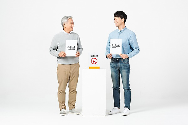 포토 JPG 스튜디오촬영 전신 응시 노년 남자 실내 미소 들기 사람 20대 청년 두명 옆모습 마주보기 팻말 한국인 60대 투표 선거 흰배경 화합 투표함 세대 소통 공감 남자만 세대차이 유권자 국내포토 시선 뷰포인트 백그라운드 컨셉 모션 프레임 표정 동양인 성인 내부 흰색 민주주의 파일형식