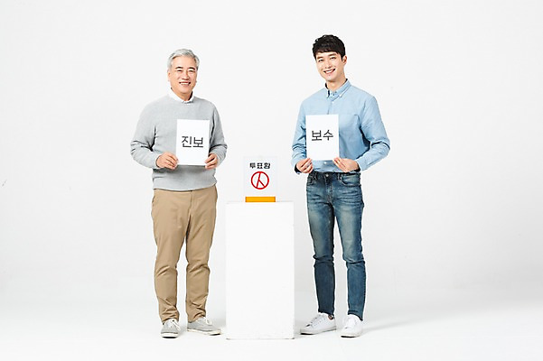 포토 JPG 스튜디오촬영 전신 응시 노년 남자 실내 서기 미소 사람 20대 청년 두명 앞모습 팻말 한국인 60대 투표 선거 흰배경 화합 투표함 세대 소통 공감 남자만 세대차이 유권자 국내포토 시선 뷰포인트 백그라운드 컨셉 모션 프레임 표정 동양인 성인 내부 흰색 민주주의 파일형식