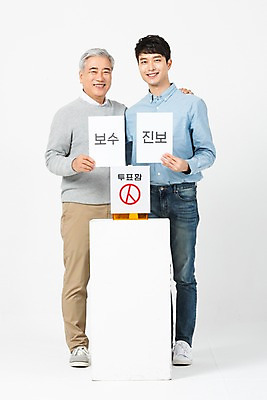 포토 JPG 스튜디오촬영 전신 응시 노년 남자 실내 미소 사람 20대 청년 두명 앞모습 팻말 한국인 60대 투표 선거 흰배경 화합 투표함 세대 소통 공감 남자만 어깨에손 세대차이 유권자 국내포토 시선 뷰포인트 백그라운드 컨셉 모션 프레임 표정 동양인 성인 내부 흰색 민주주의 파일형식