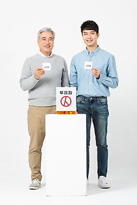 포토 JPG 스튜디오촬영 전신 응시 노년 남자 실내 서기 미소 들기 사람 20대 청년 두명 앞모습 한국인 60대 투표 선거 흰배경 투표용지 투표함 세대 소통 공감 남자만 유권자 국내포토 시선 뷰포인트 백그라운드 컨셉 모션 표정 동양인 성인 내부 흰색 민주주의 파일형식